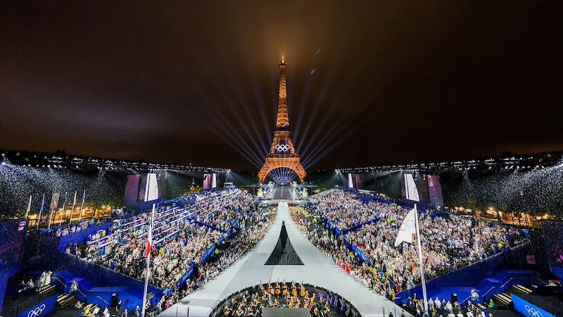 Eiffel Kulesi önündeki gösteriler
