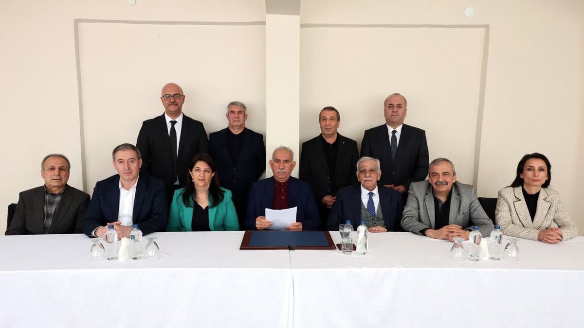 Öcalan (middle) is seen with DEM members at the İmralı prison.