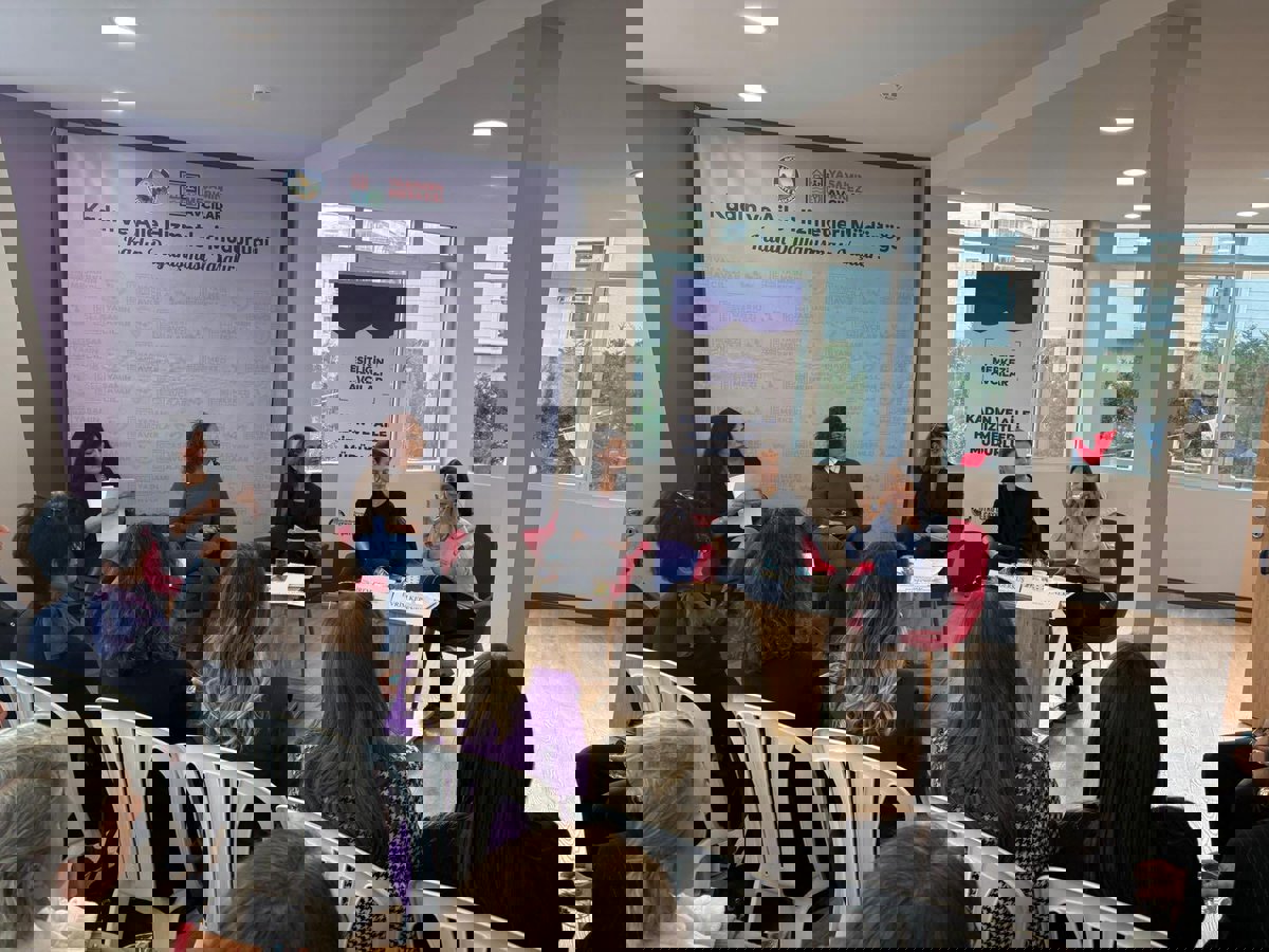 ChatGPT: Görüntüde bir grup kadın, bir panel veya toplantı etkinliğinde yer alıyor. Etkinlik, Kadın ve Aile Hizmetleri Müdürlüğü tarafından düzenlenen bir buluşma gibi görünüyor. Arka planda, 