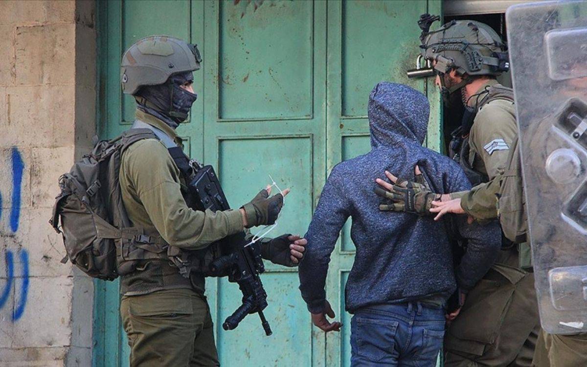 İsrail, Batı Şeria'da ikisi çocuk 40 Filistinliyi gözaltına aldı