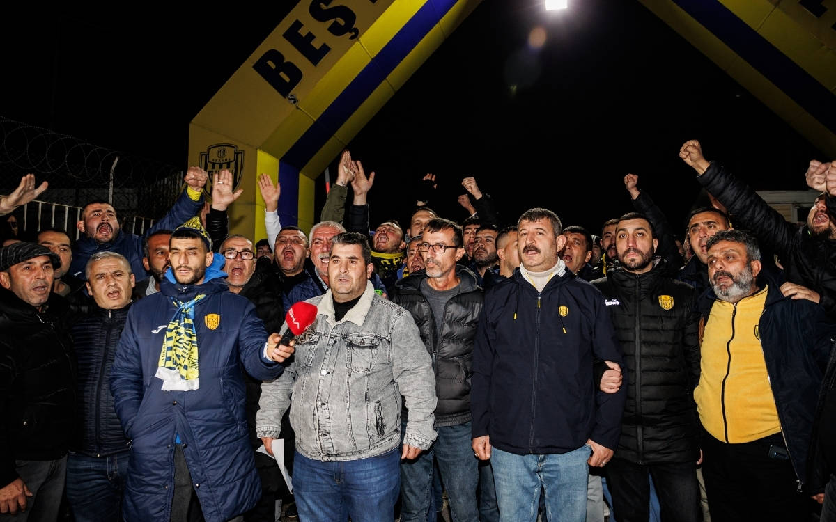 Ankaragücü taraftarlarından, hakeme saldıran Faruk Koca'ya destek