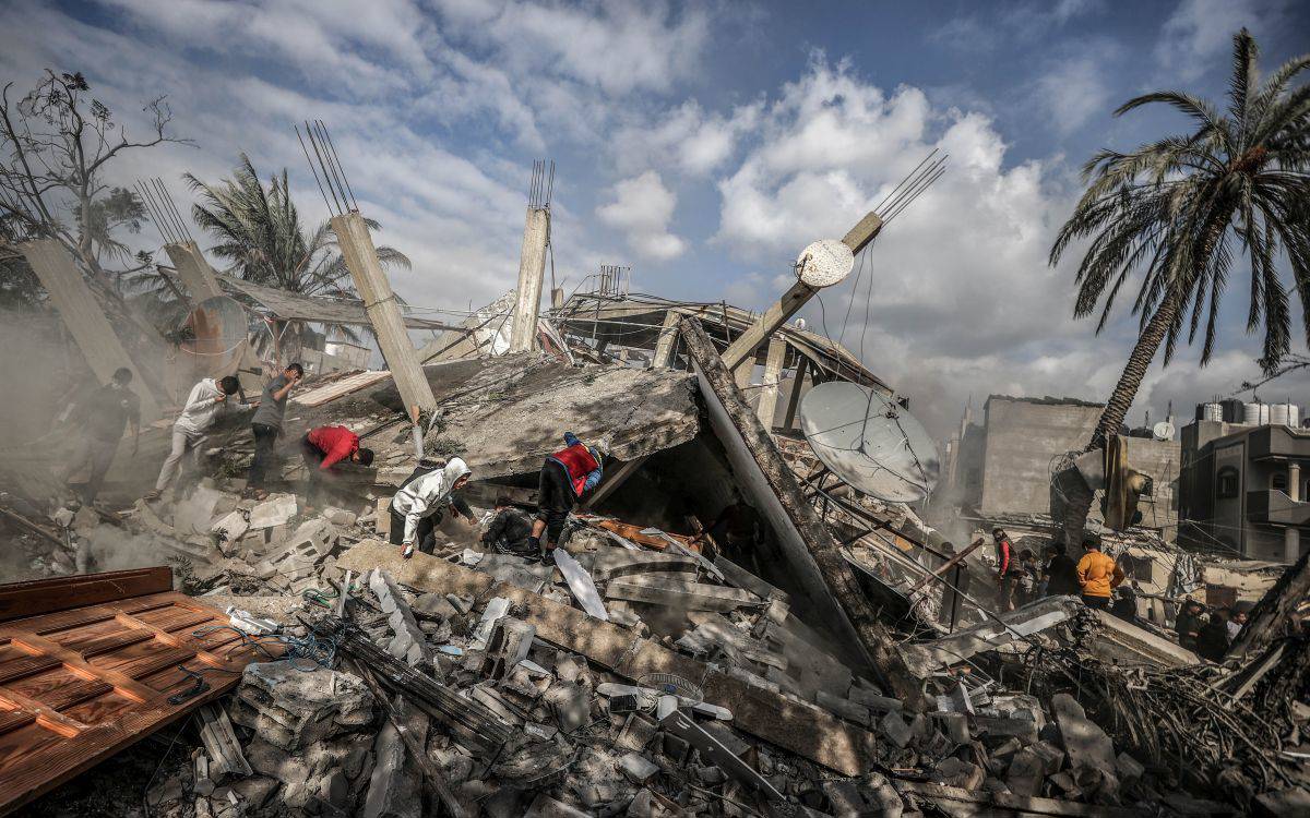 Gazze tüm gece bombalandı