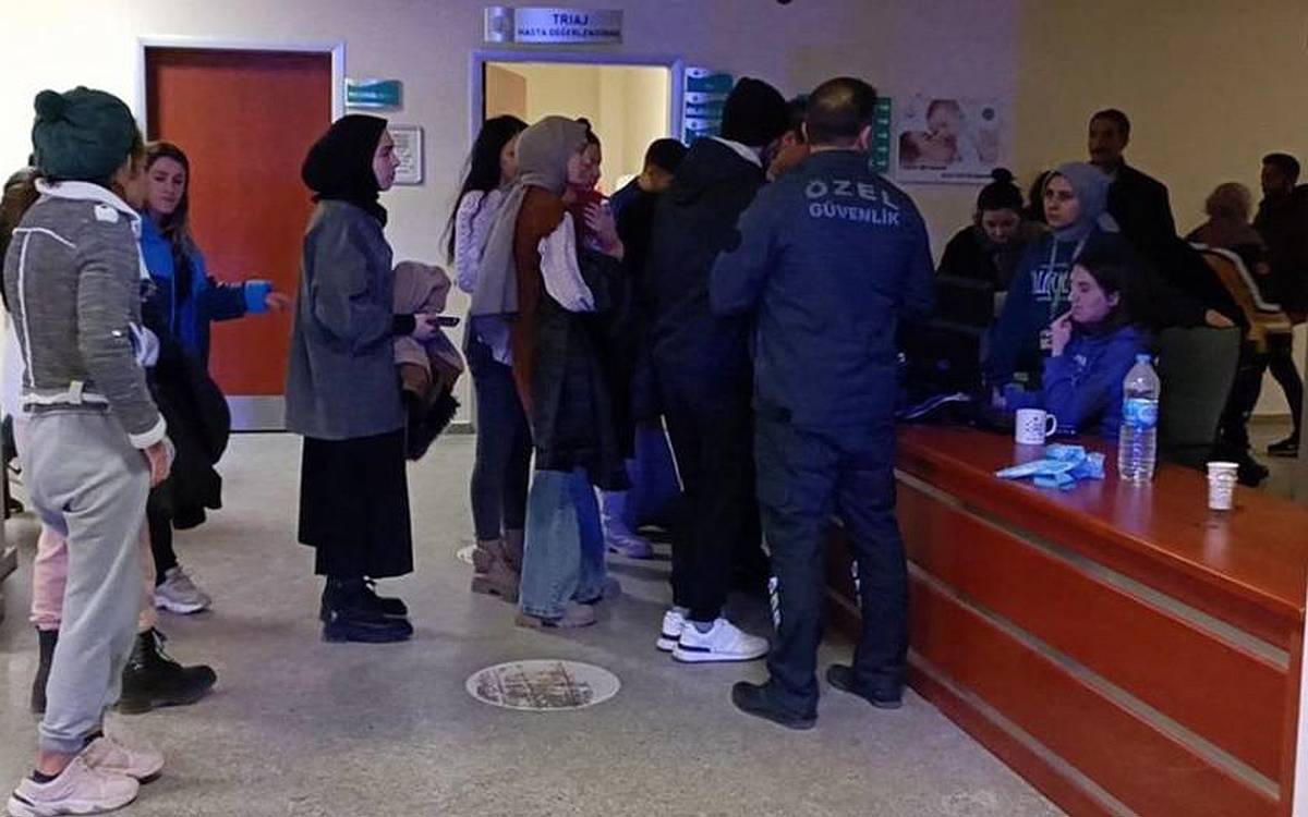 Kars'ta yurtta kalan 80 öğrenci zehirlenme şüphesiyle tedavi altına alındı