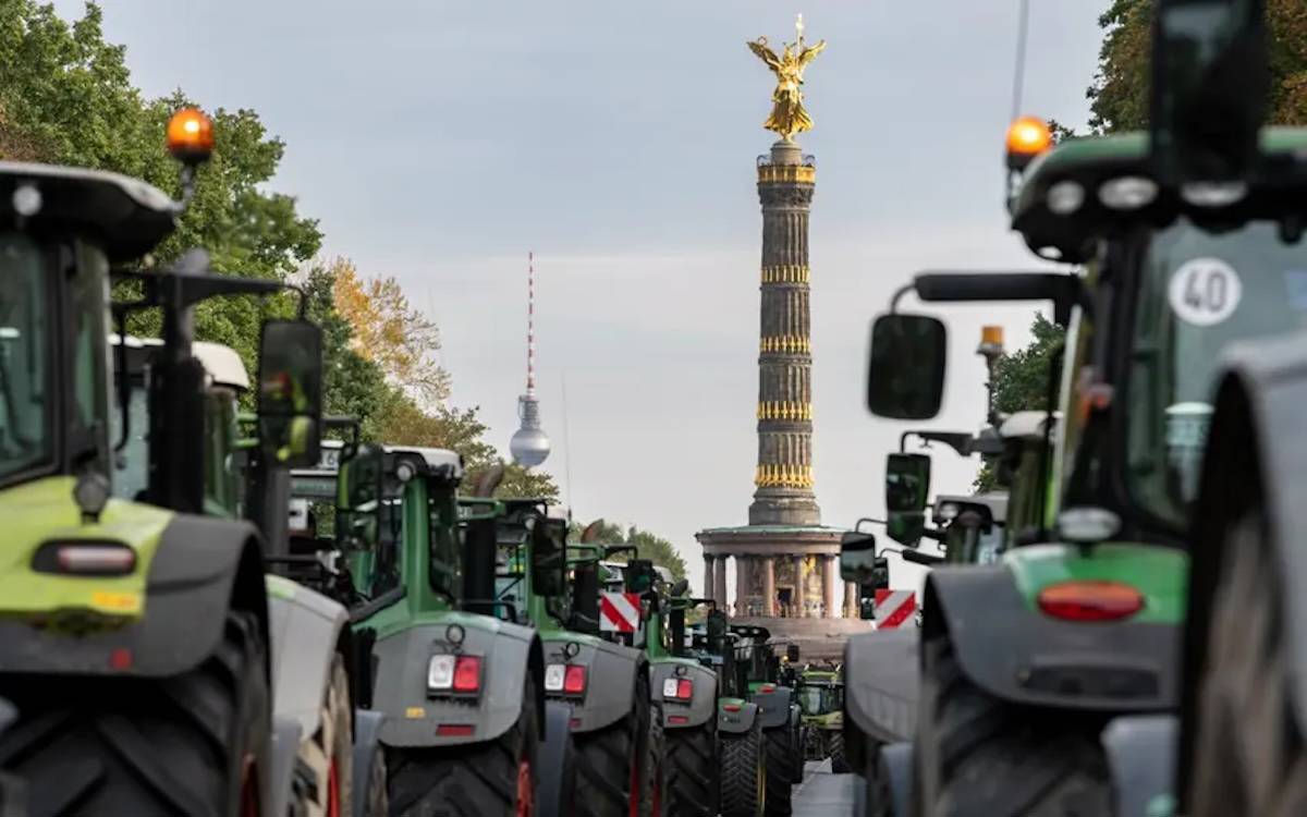 Çiftçiler traktörlerini Berlin ve büyük kentlere sürdü