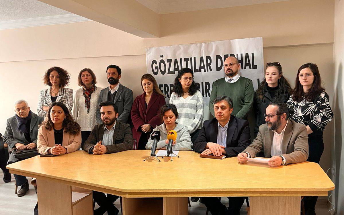 Gözaltındaki ÇHD’li avukatlar için Ankara ve İstanbul’daki hukukçulardan açıklama