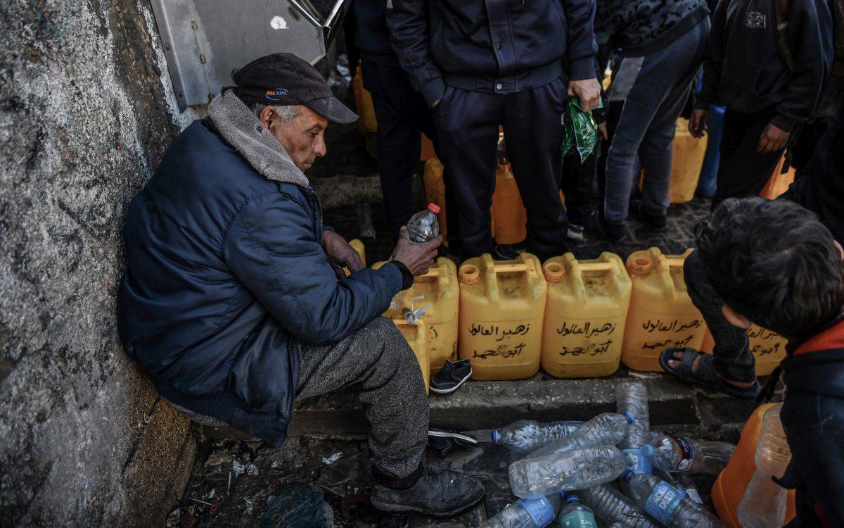 “Filistinliler su kamyonu önünde sıra bekliyor”