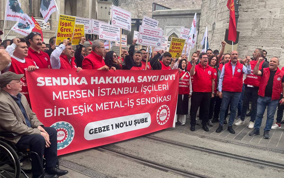 Striking workers protest outside French consulate in İstanbul