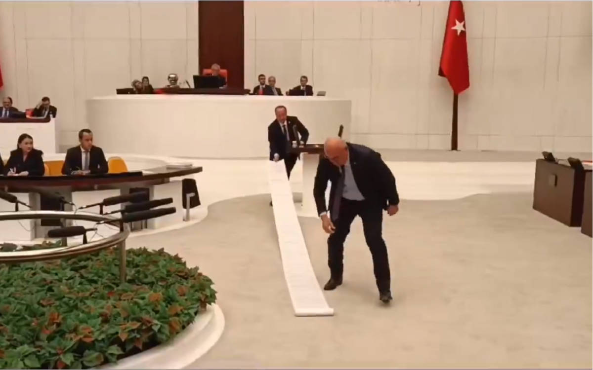 Meclis kürsüsüne sığmadı: CHP'den 20 metrelik çete liderleri listesi