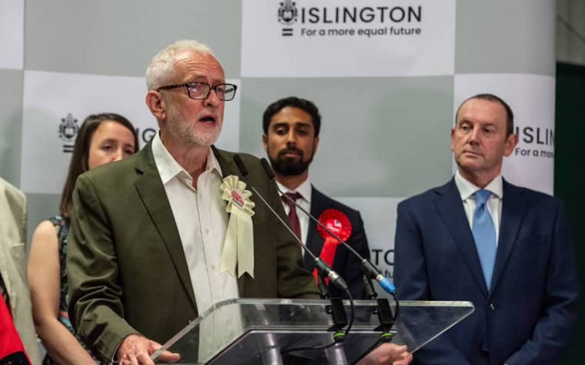 Jeremy Corbyn, hem Muhafazakarları hem İşçi Partisi liderliğini yendi