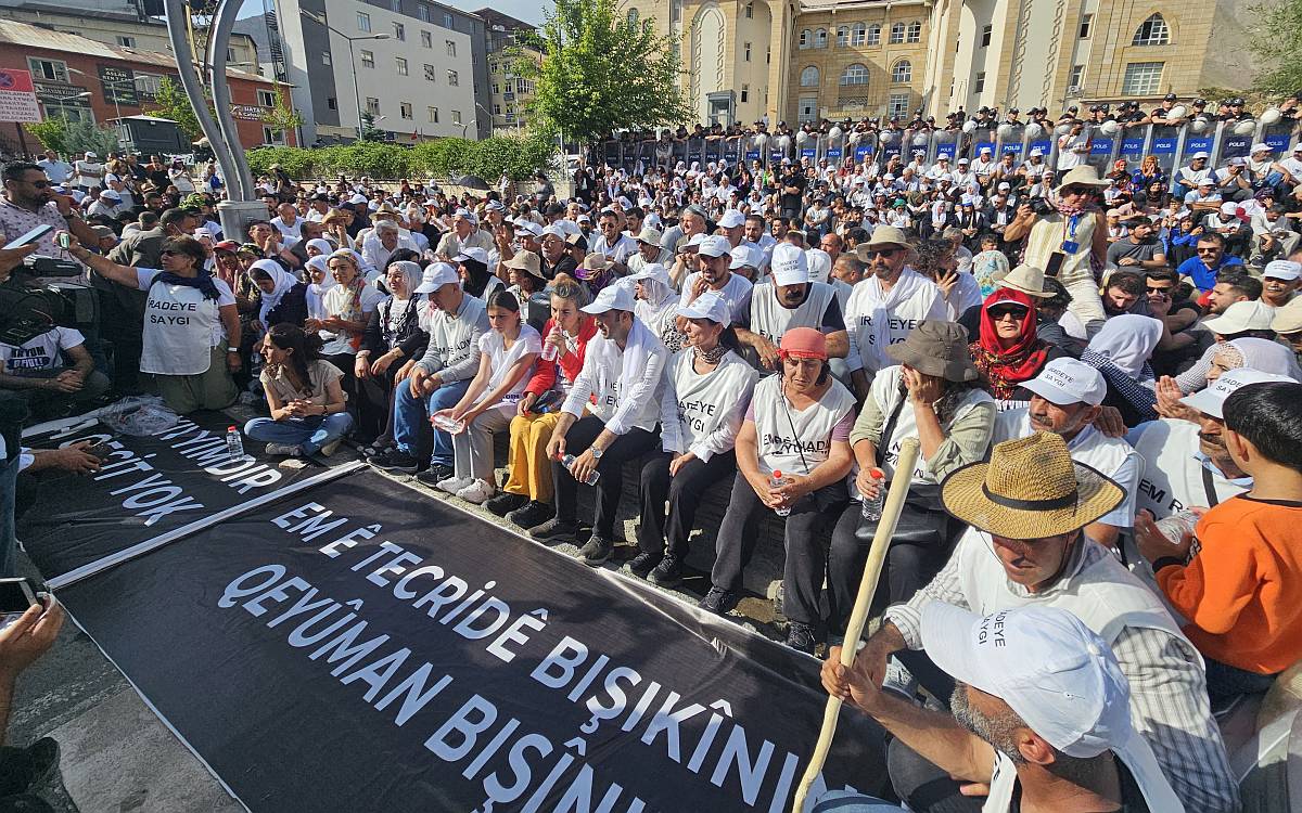 'İradeye Saygı Yürüyüşü' Hakkari'de sona erdi: Kayyımı geri çekin