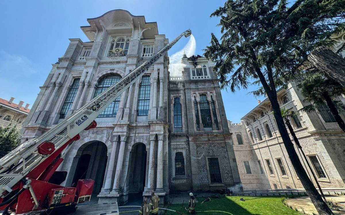 Fire causes dome collapse in historical university building in İstanbul