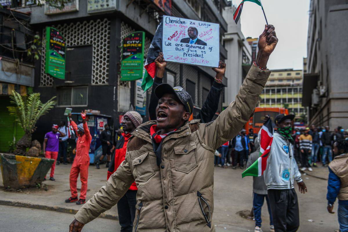 Kenyalılar Cumhurbaşkanının istifası talebiyle sokakta