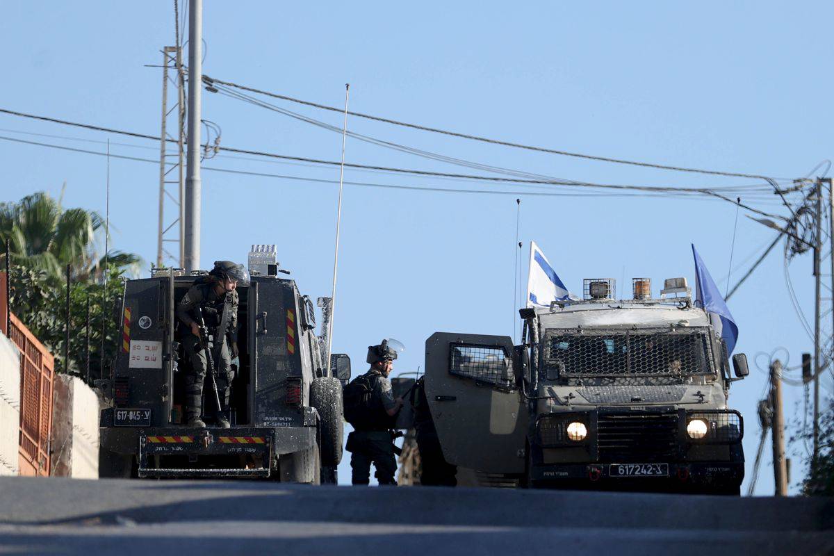 İsrail'de aşırı sağcılar askerlerin çıkarıldığı mahkemeyi bastı