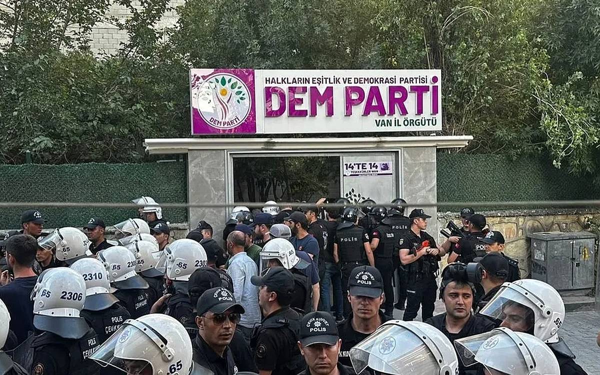 Halay tutuklamalarını halayla protesto eden 11 kişiye tutuklama talebi