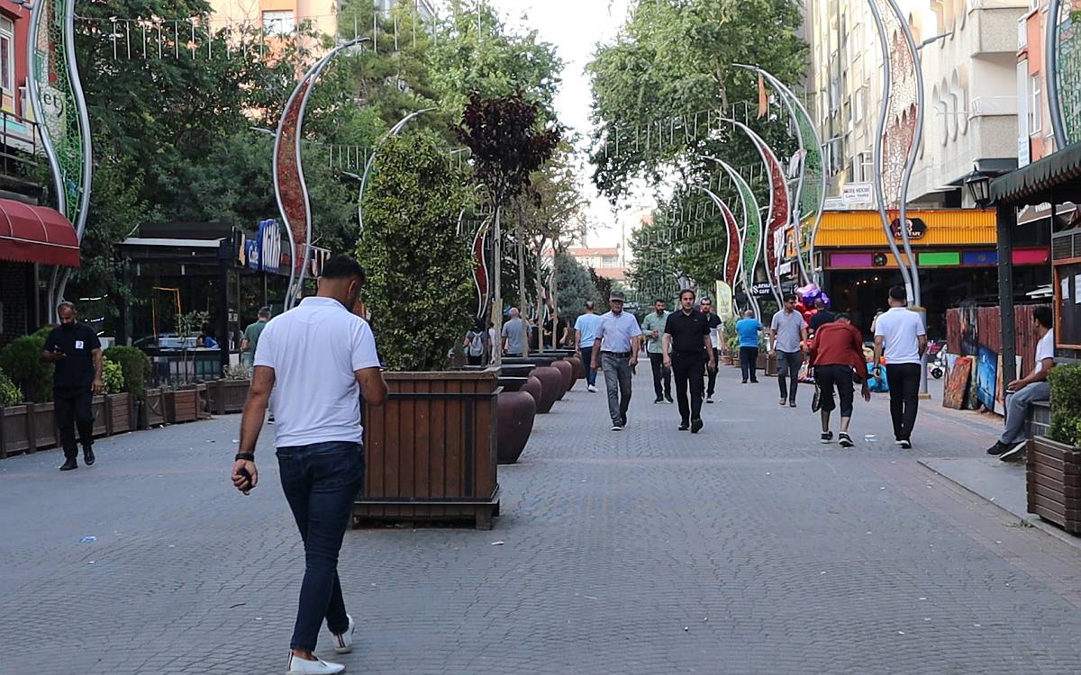 Diyarbakırlılardan Kürtçe yazıların silinmesine tepki: Böyle kardeşlik olmaz