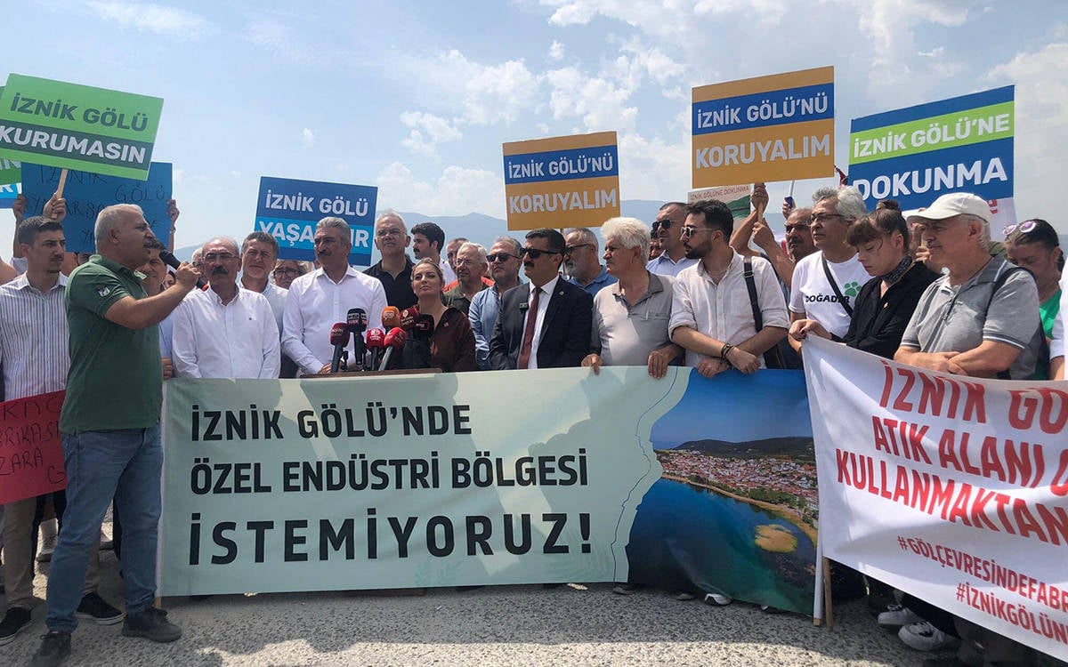 İznik Gölü'nde kağıt fabrikasına karşı eylem: "Gölümüzü savunacağız"