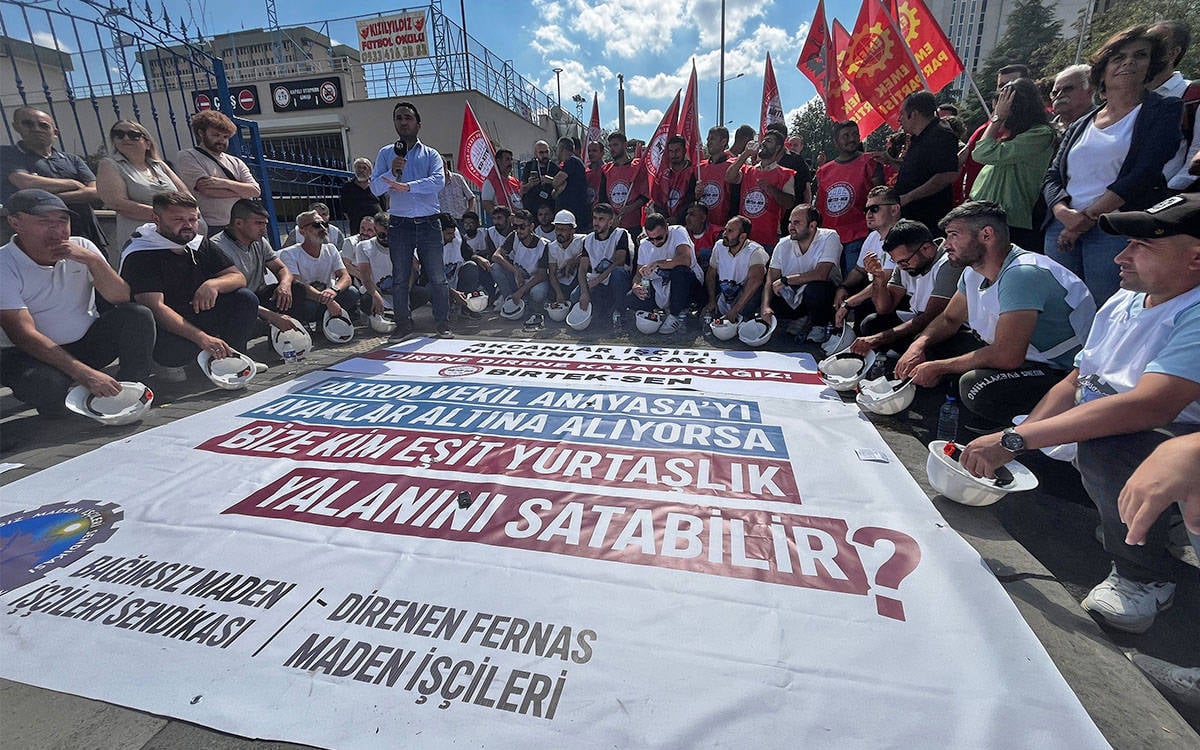 Direnişteki Akcanlar ve Fernas işçilerinden Çalışma Bakanlığı önünde eylem