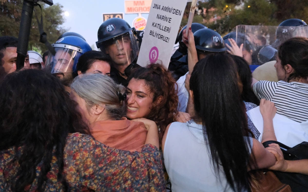 Diyarbakır'da Jina Mahsa Amini anması: "Rojhelat'ta direnen kadınlara bin selam"