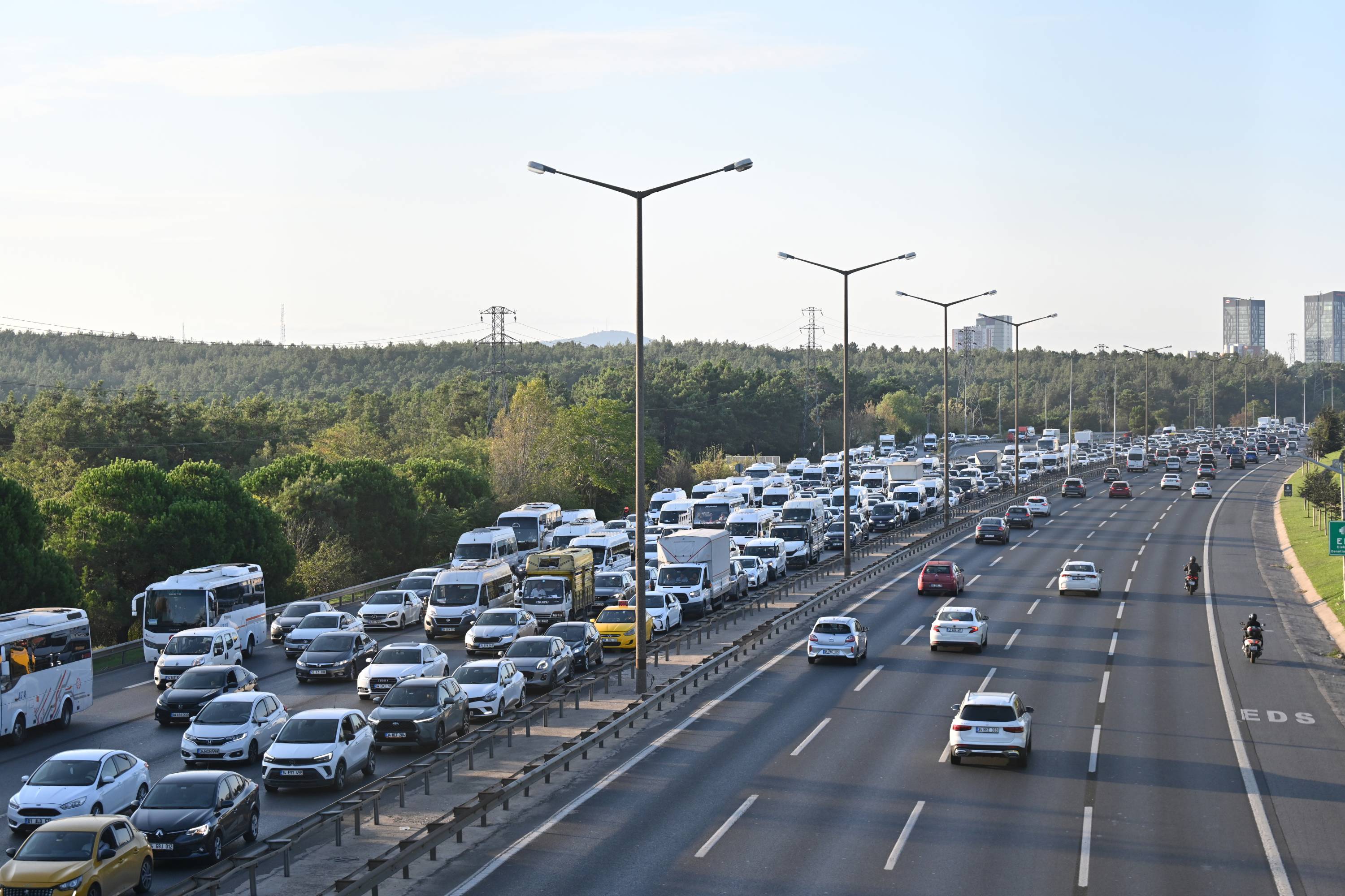 Eight arrested over unexploded grenades found on İstanbul highway