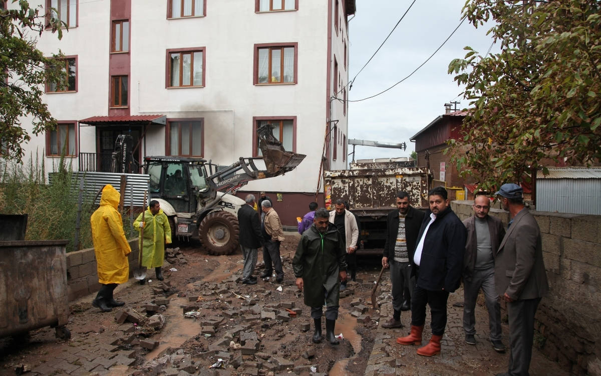 Bitlis'te şiddetli sağanak, sel ve taşkınlara yol açtı