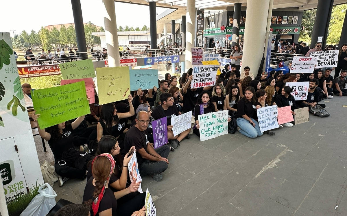 Dicle Üniversitesi öğrencilerinden kadın cinayetlerine karşı oturma eylemi