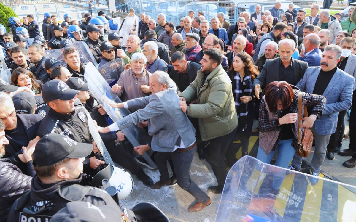 Üç kentte kayyım protestoları