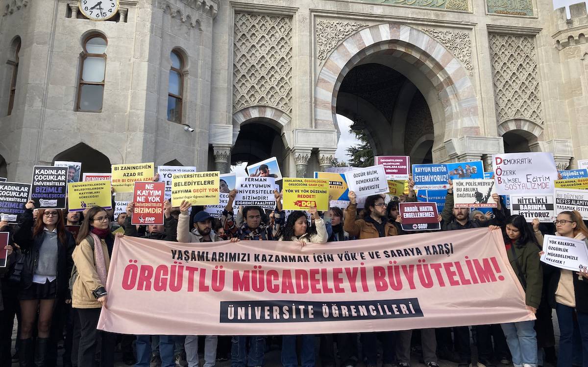 İstanbul Üniversitesi önünde YÖK protestosu