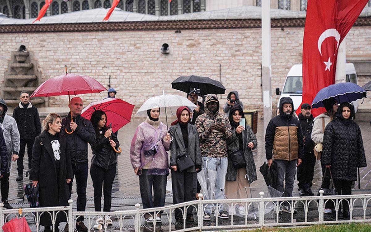 İstanbul’da kayyım protestosu, Ankara’da “barış” mesajı: Atatürk anıldı