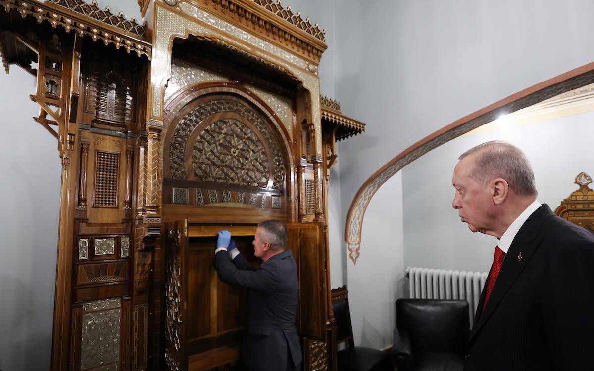 Erdoğan'dan Atatürk Müzesi'ndeki Mısır dolabına İngilizce hayret: "Interesting"!