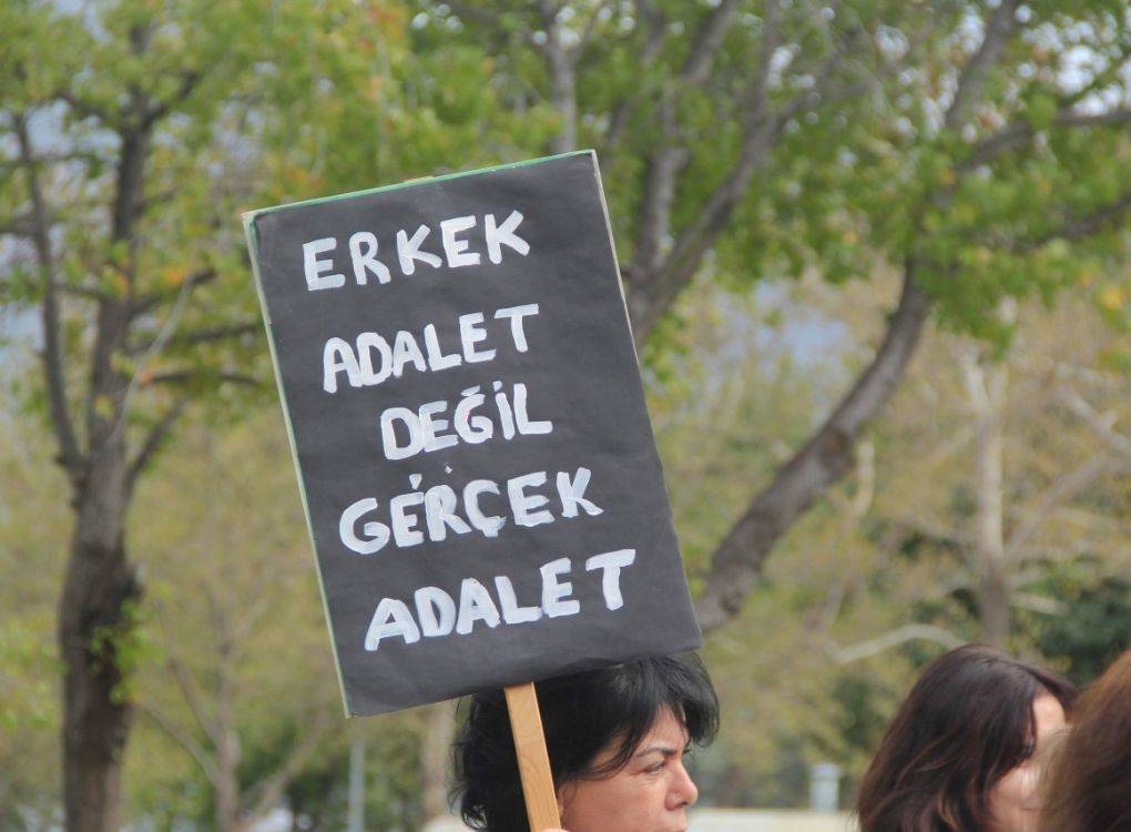 Mahkeme, eşini darp eden kocaya karşı kendisini savunan kadını haklı buldu