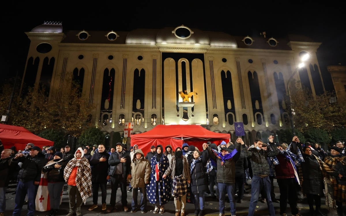 Gürcistan'da muhalifler parlamento önünde çadır kurdu