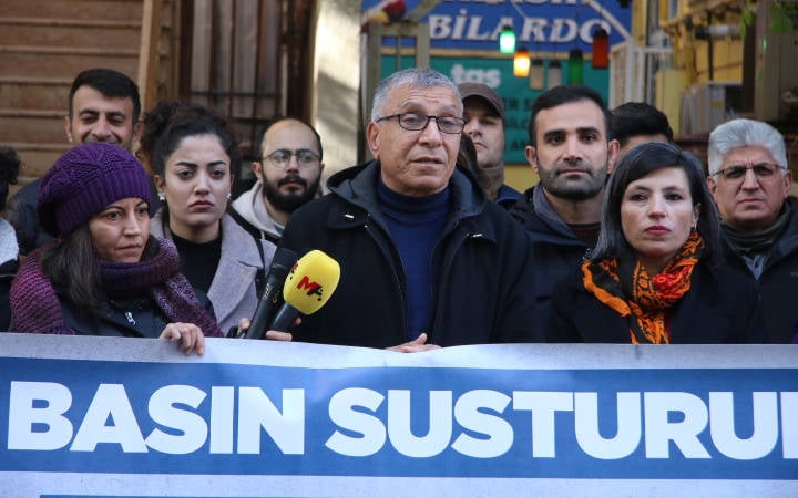 Gazetecilerin gözaltına alınması Diyarbakır'da protesto edildi