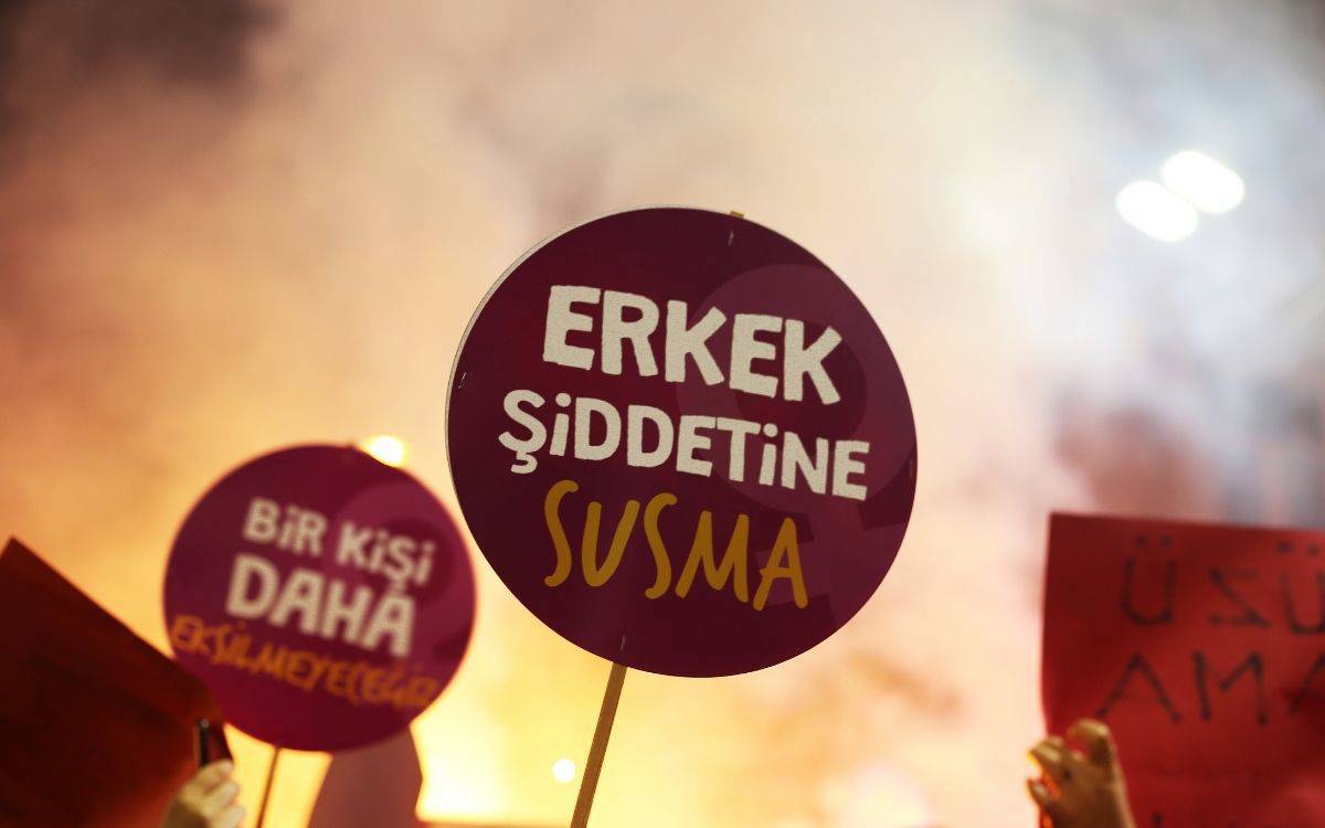 Marmara Üniversitesi'nden erkek şiddetini protesto eden öğrencilere soruşturma