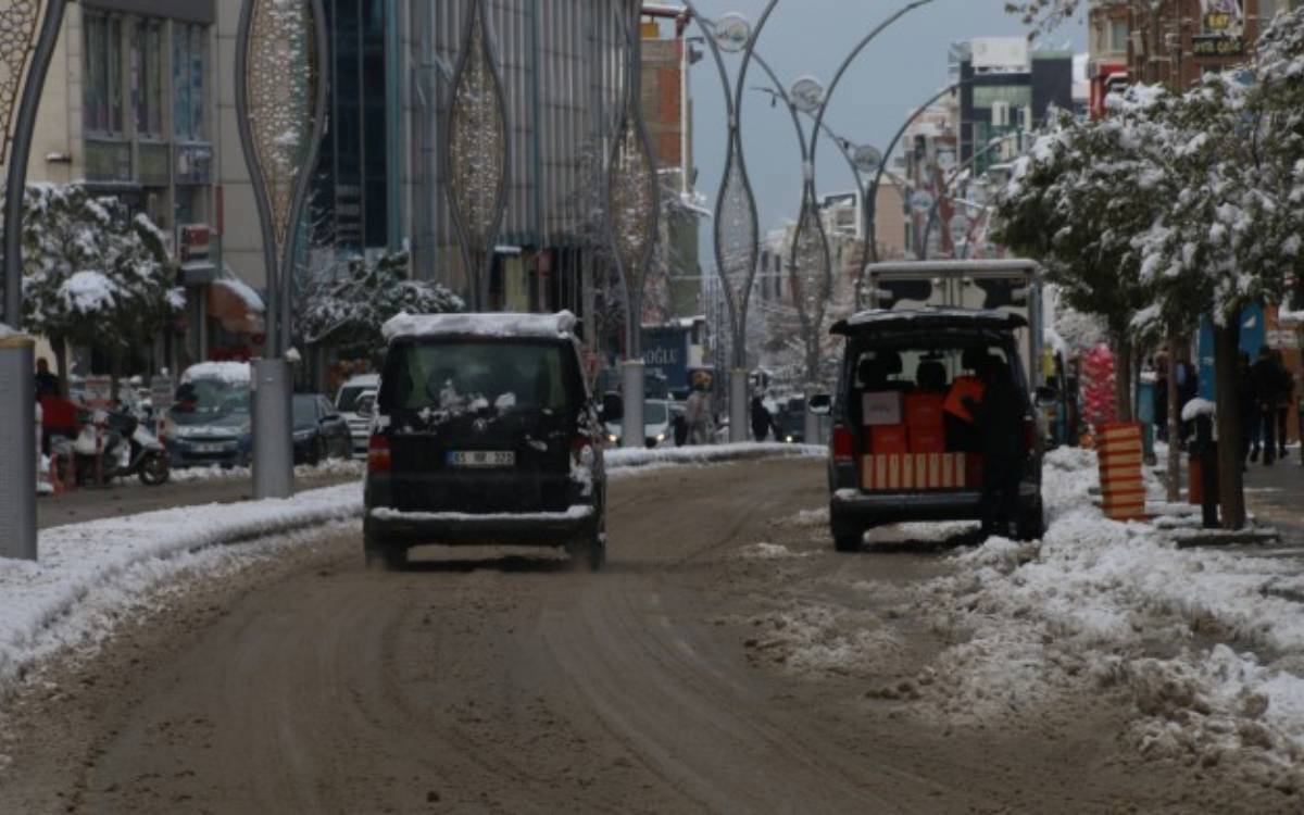 Li Wanê ji ber berfê rêya 131 gundan hatin girtin