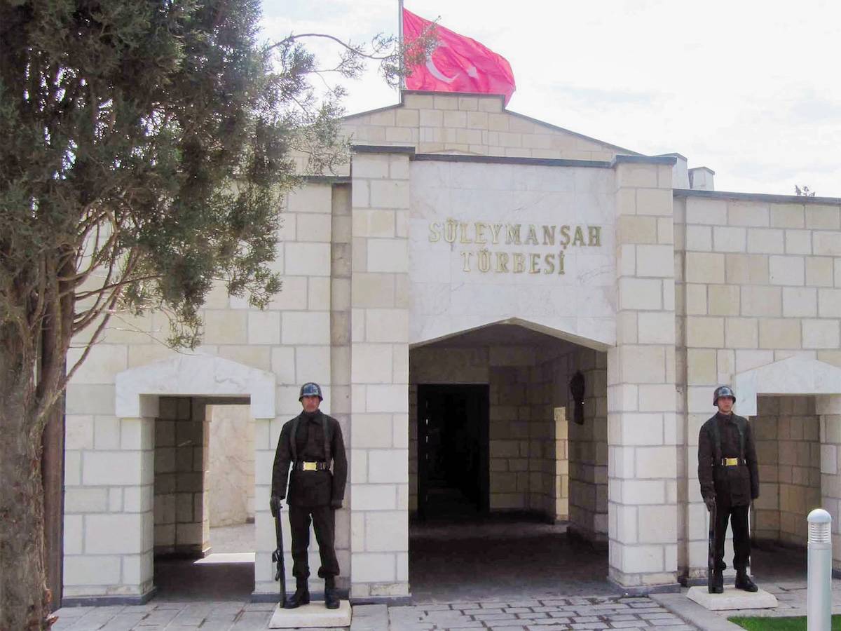 Türkiye'nin sınırları dışındaki tek toprağı: Süleyman Şah Türbesi