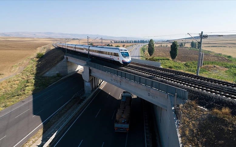 AKP tren, köprü ve otoyollara asgari ücretten daha yüksek zam yaptı