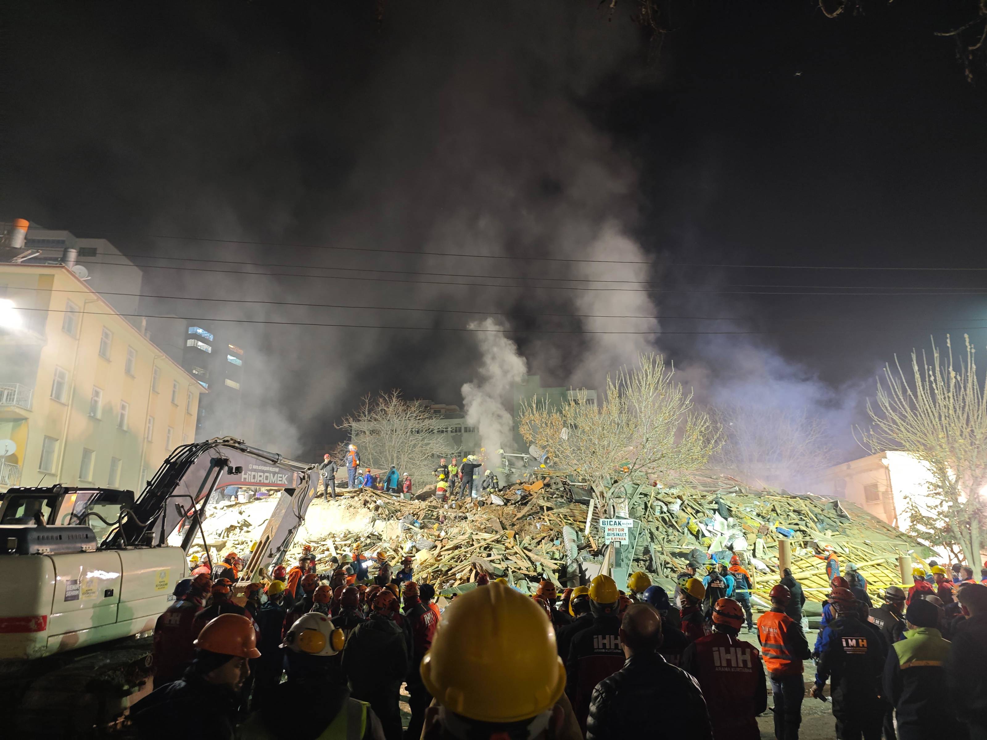 Konya'da 4 katlı bina çöktü