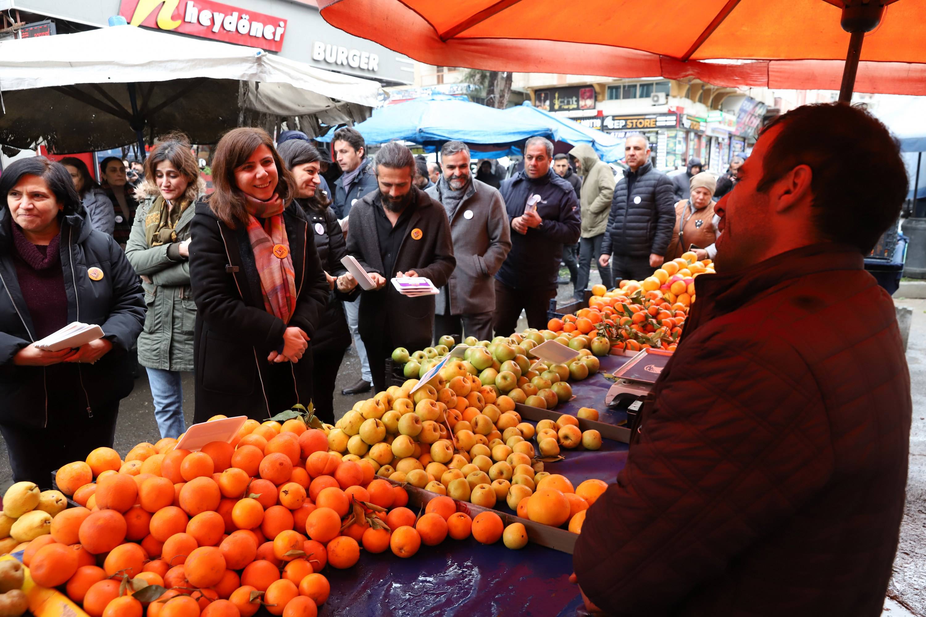 Hevşaredaran li Bazara Amedê etîketên bi kurdî belav kirin