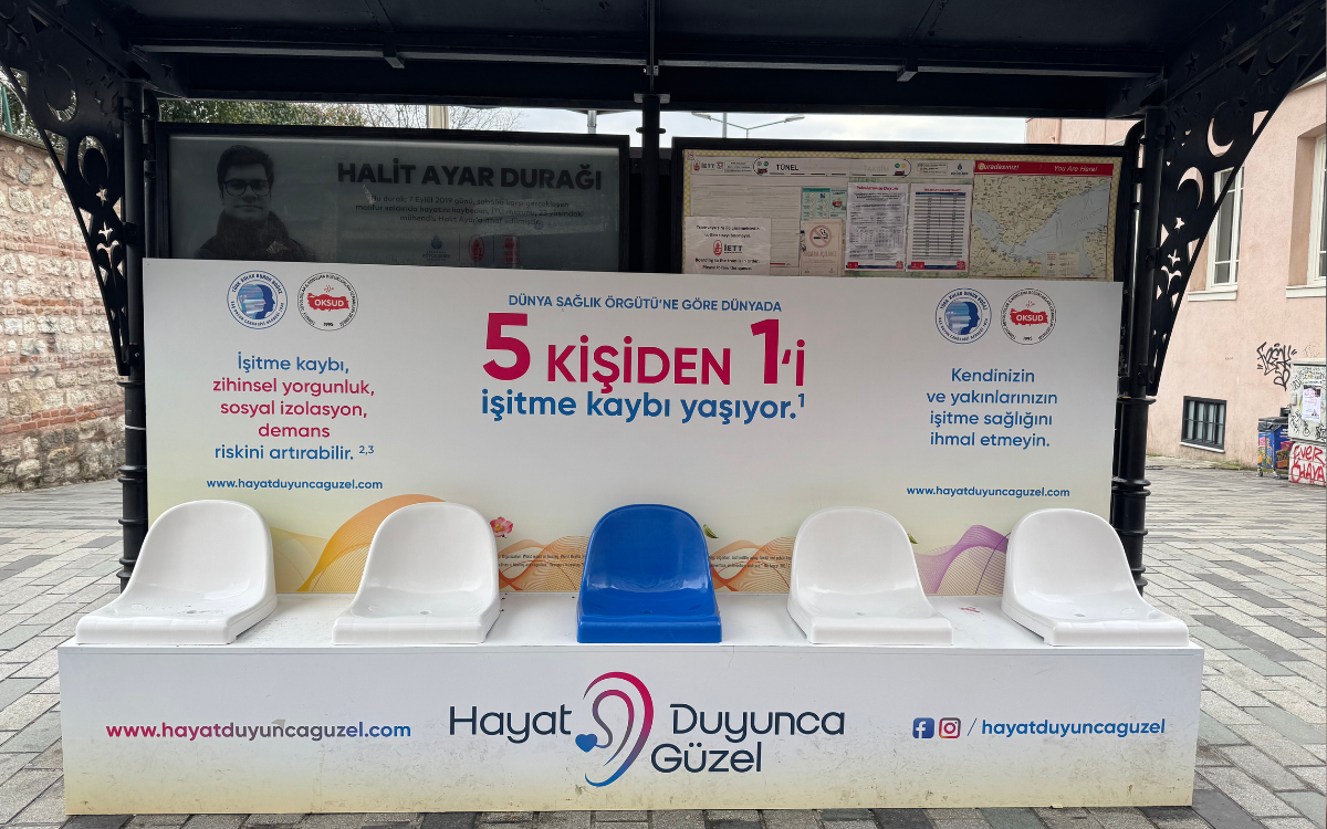 Cadde boyunca sağlamcı reklam: "Duymamak bir güzellik ölçütü değil”