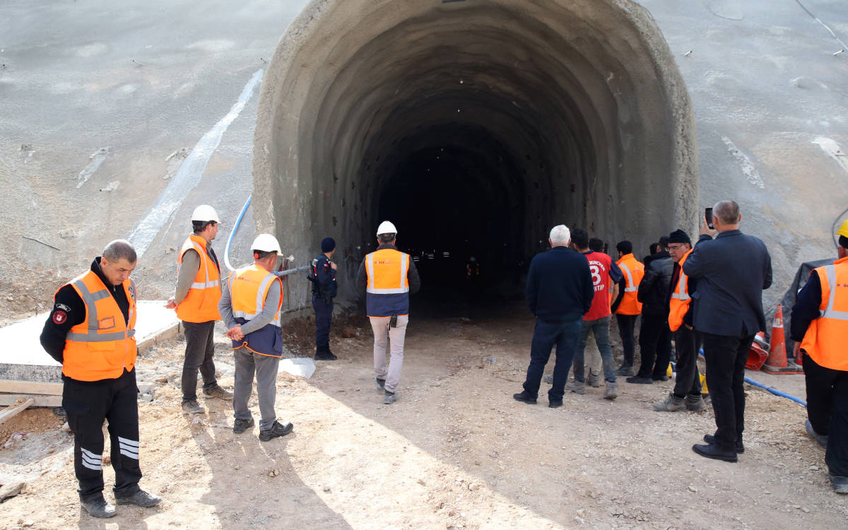 Kayseri'de tünel şantiyesinde işçilerin üzerine kaya düştü