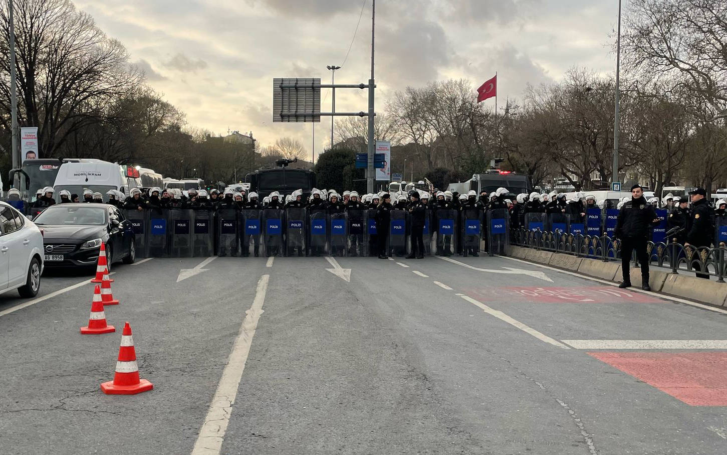 İmamoğlu gözaltısı: Sosyal medyaya ve protestoculara operasyon