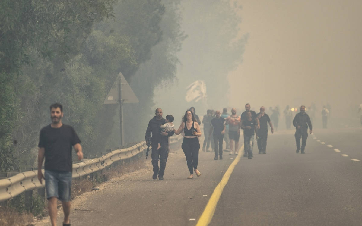İsrail, tarihinin en büyük yangınlarından biriyle mücadele ettiğini açıkladı