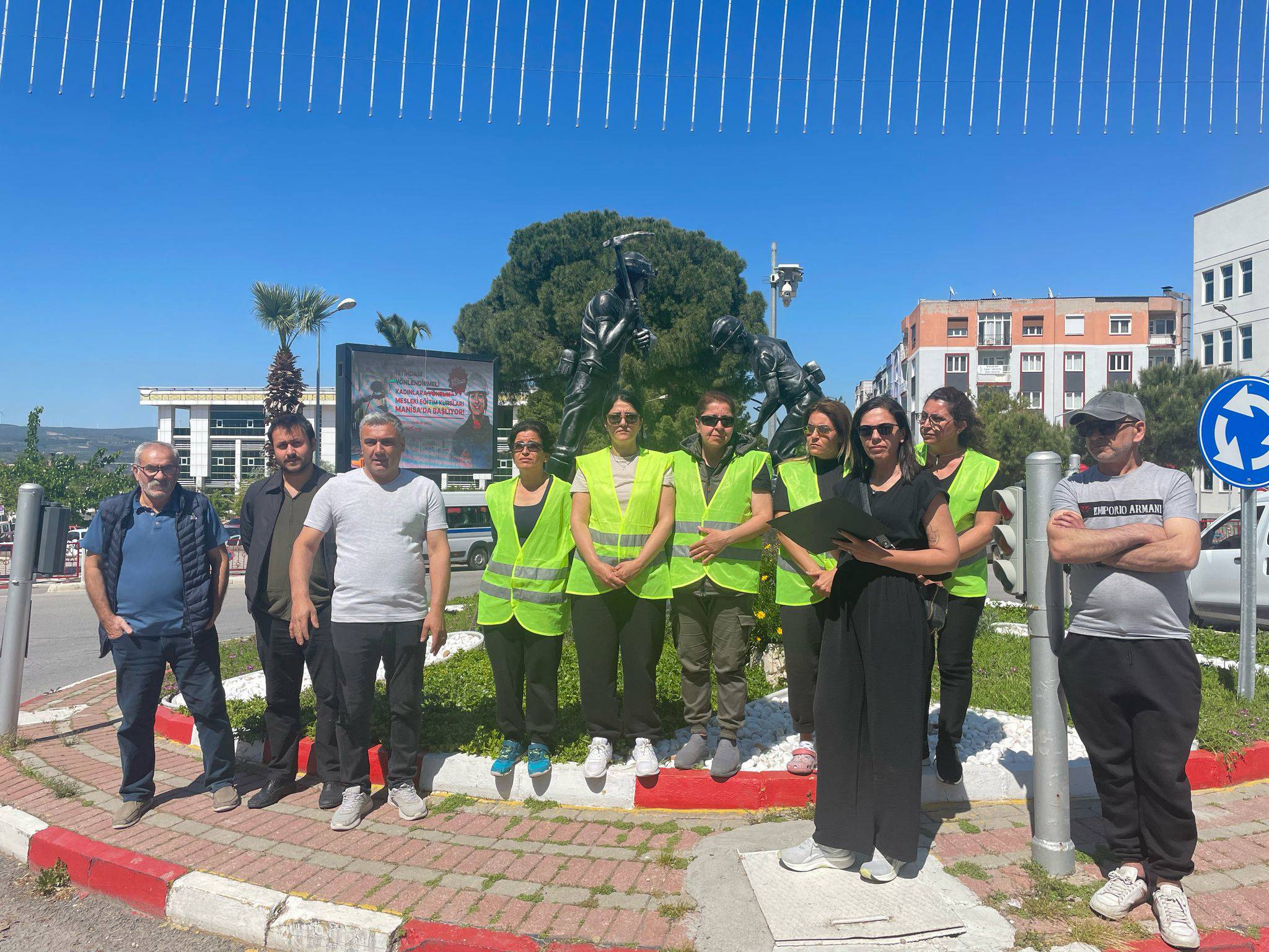 İşten çıkarılan Çiğli Belediyesi'nin kadın işçileri Ankara’ya yürüyor