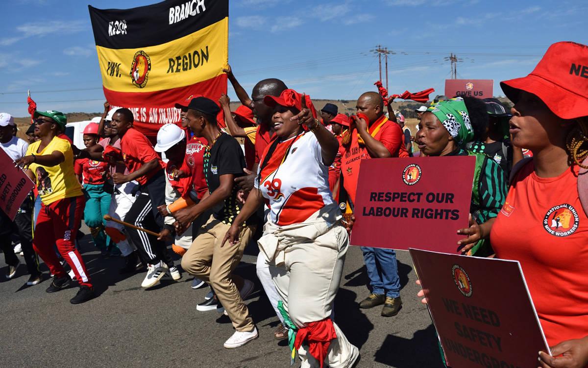 Güney Afrika’da kadın madencilerden ‘çıplak arama’ tepkisi