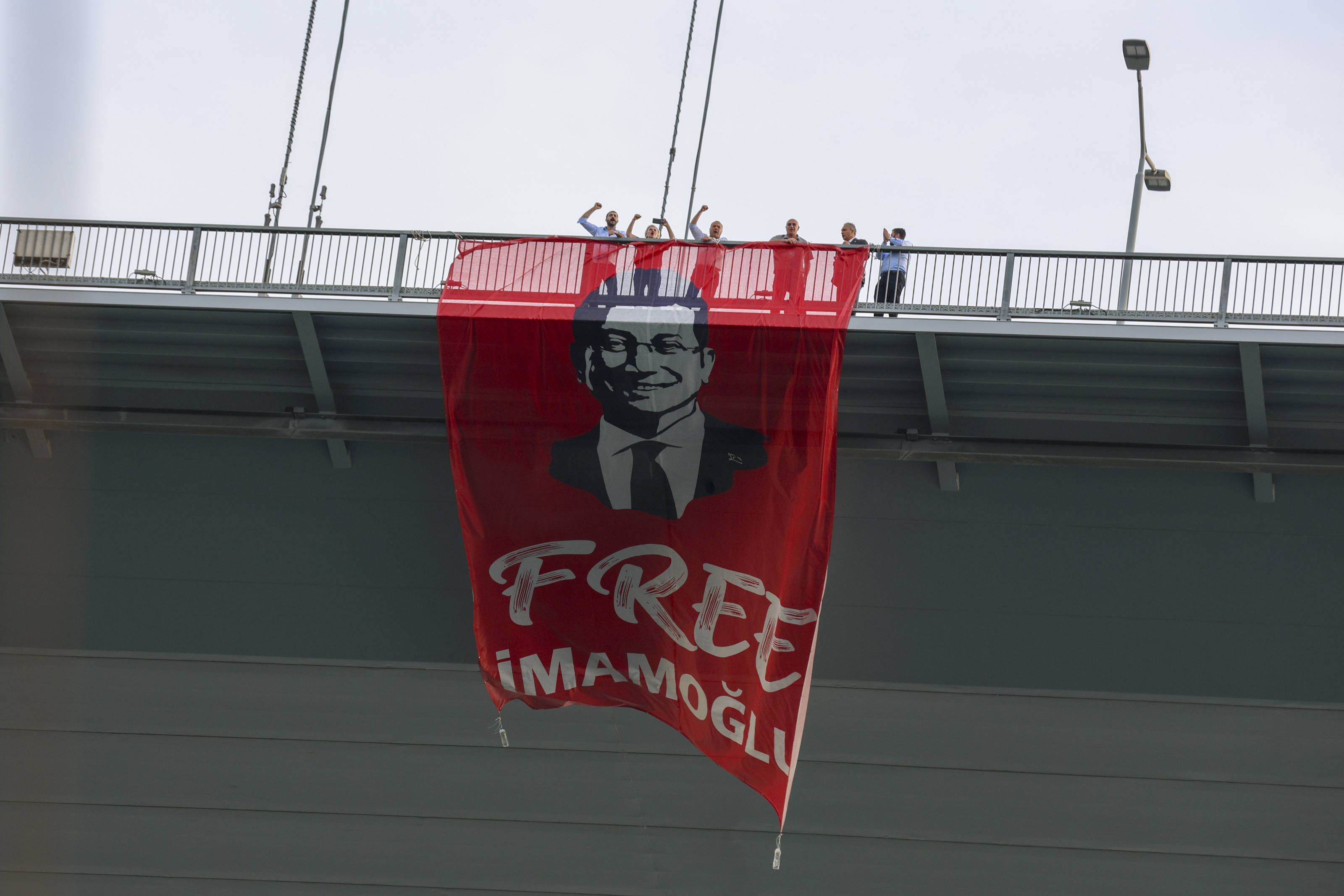 CHP'den köprüde pankartlı eylem