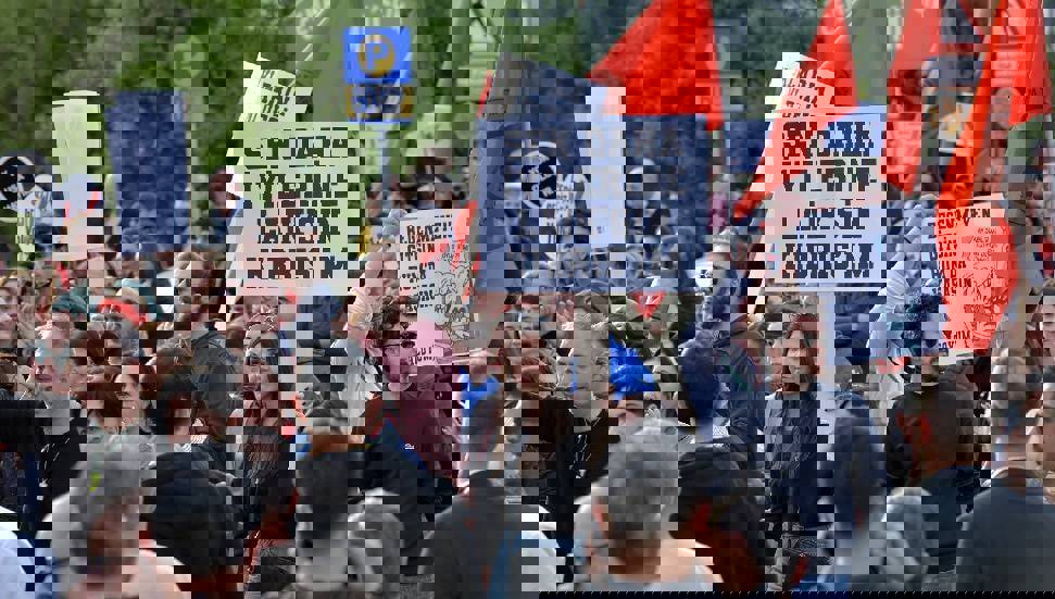 Kuzey Kıbrıs'ta 'başörtüsü tüzüğü" protestosu sürüyor