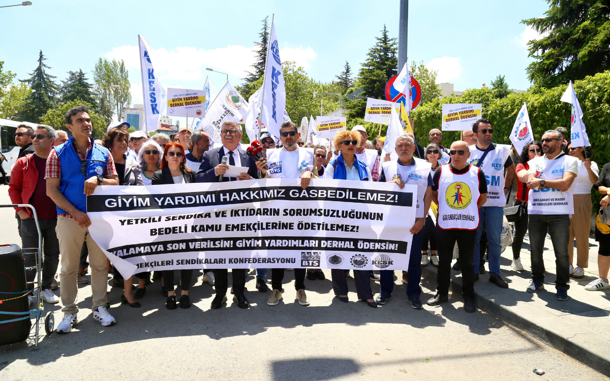 KESK'ten Çalışma Bakanlığı önünde 'giyim yardımı' eylemi