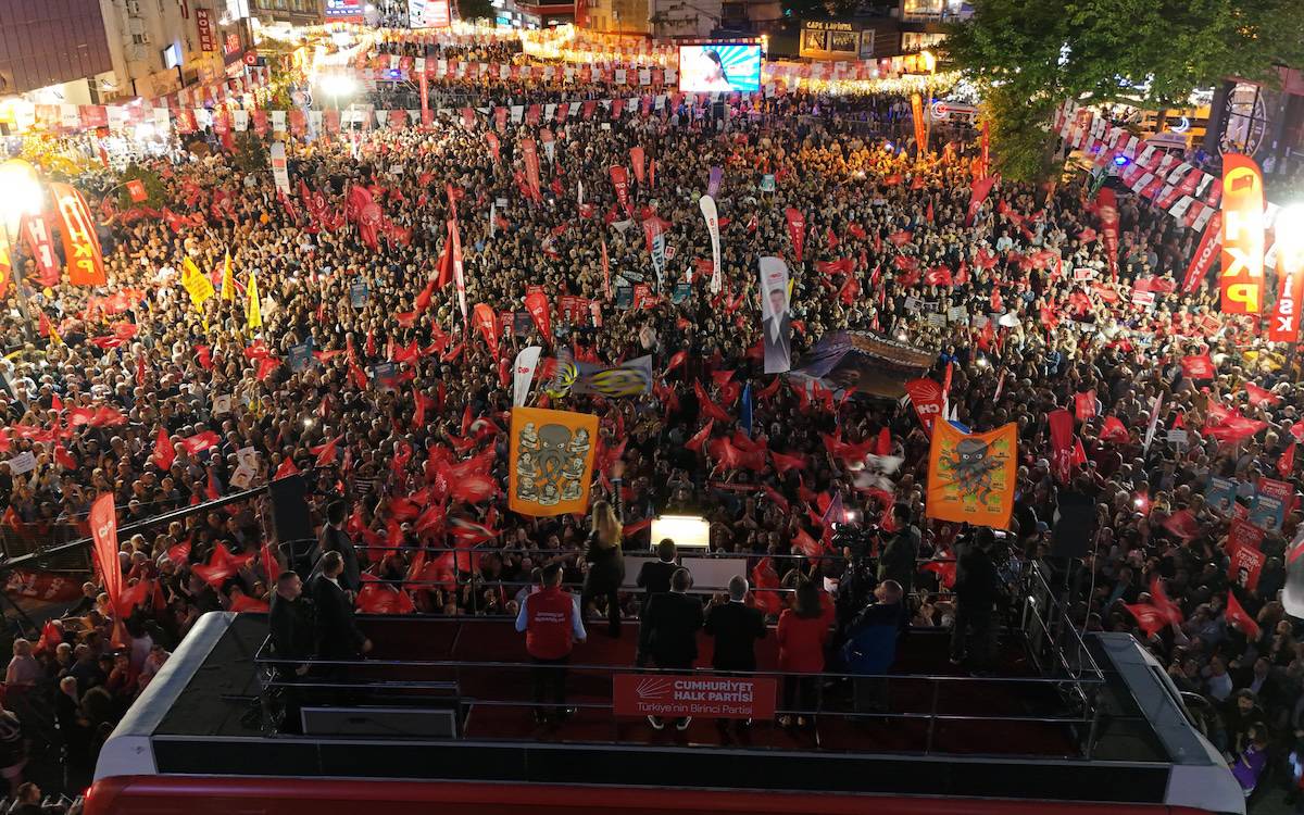 Özgür Özel: "Cezaevlerindeki gençlerin bayrama evlerinde girmelerini bekliyoruz"