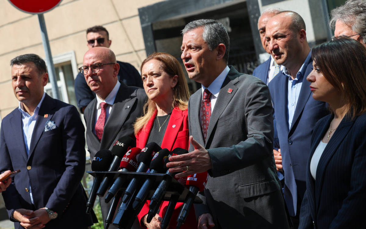 Özgür Özel, DİSK ve TİSK’i ziyaret etti: Temmuz’da asgari ücrete zam şart