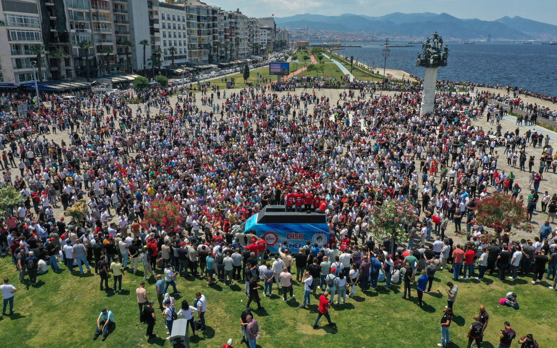 İzmir Büyükşehir Belediyesi işçileri 'eşit işe eşit ücret' talebiyle grevde